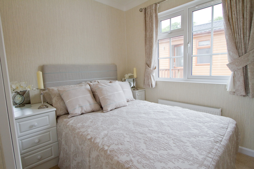 chatsworth-silver-guest-bedroom