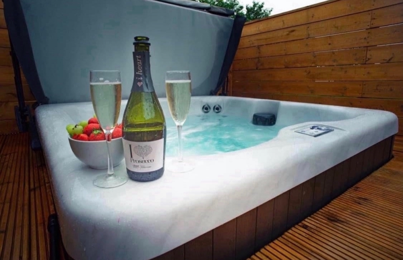 2. Hot tub OAKWOOD