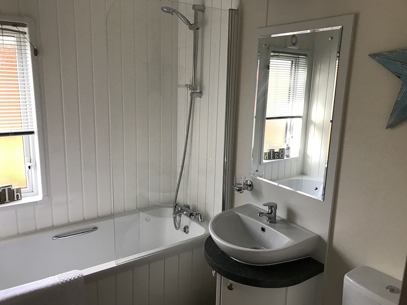 Oakwood Lodge Holiday Home in Felmoor Park Bathroom