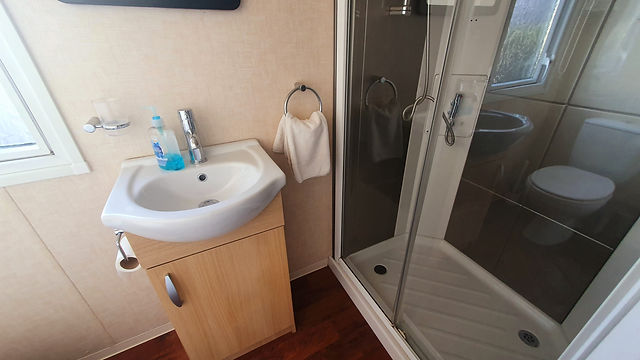 Stunning Holiday Home with Private Hot Tub Bathroom