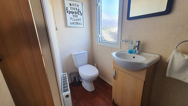 Stunning Holiday Home with Private Hot Tub Bathroom.