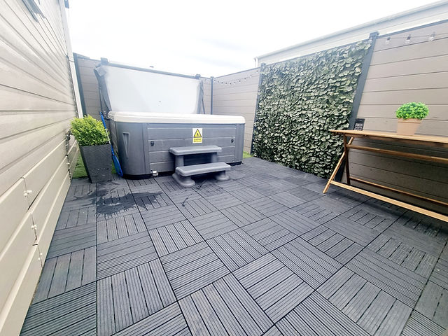 Stunning Holiday Home with Private Hot Tub Outside
