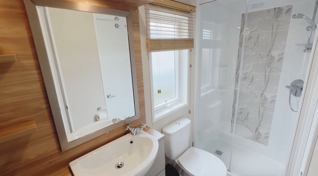 Tranquil lodge on Bockenfield Bathroom