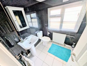 Omar Oulton Lodge in Bromyard Bathroom