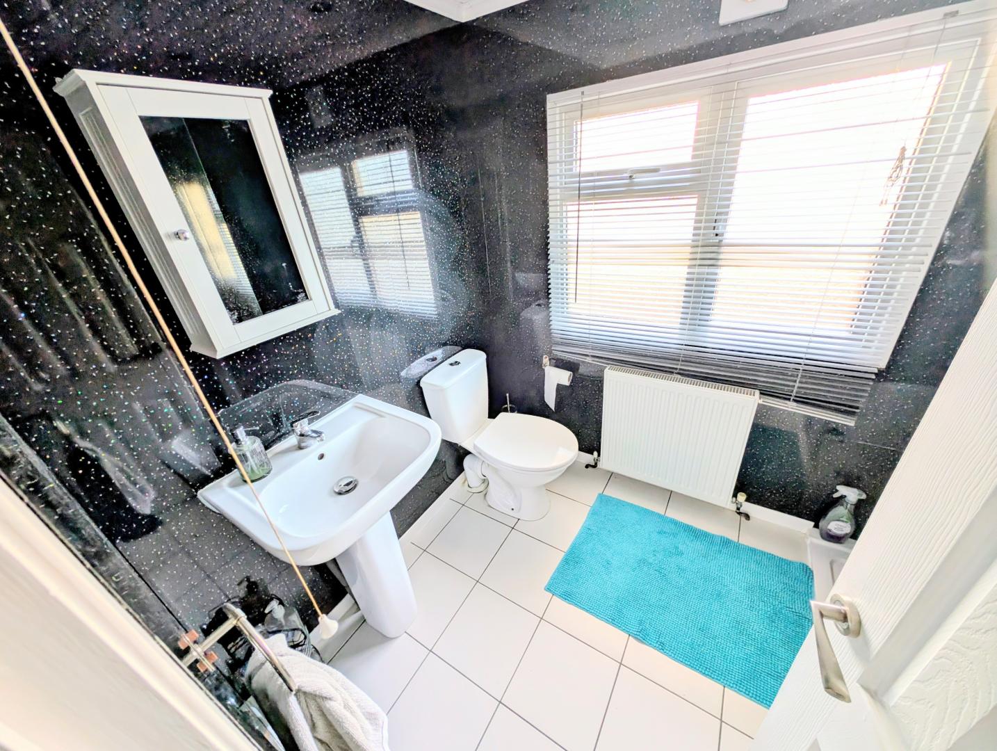 Omar Oulton Lodge in Bromyard Bathroom