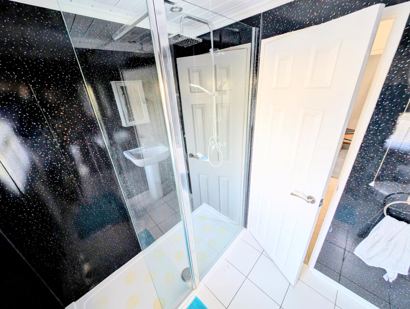 Omar Oulton Lodge in Bromyard Bathroom.