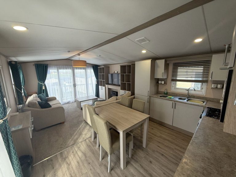 10 Regal Charmouth in Bockenfiled Dining - Kitchen