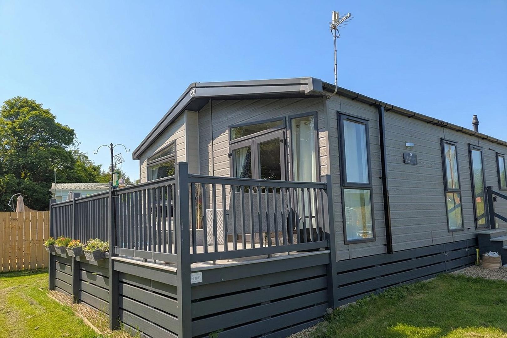 12767 Swift Toronto Lodge in Felton Side Right