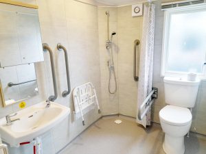 11873 33 Atlas Debonair Access Bathroom