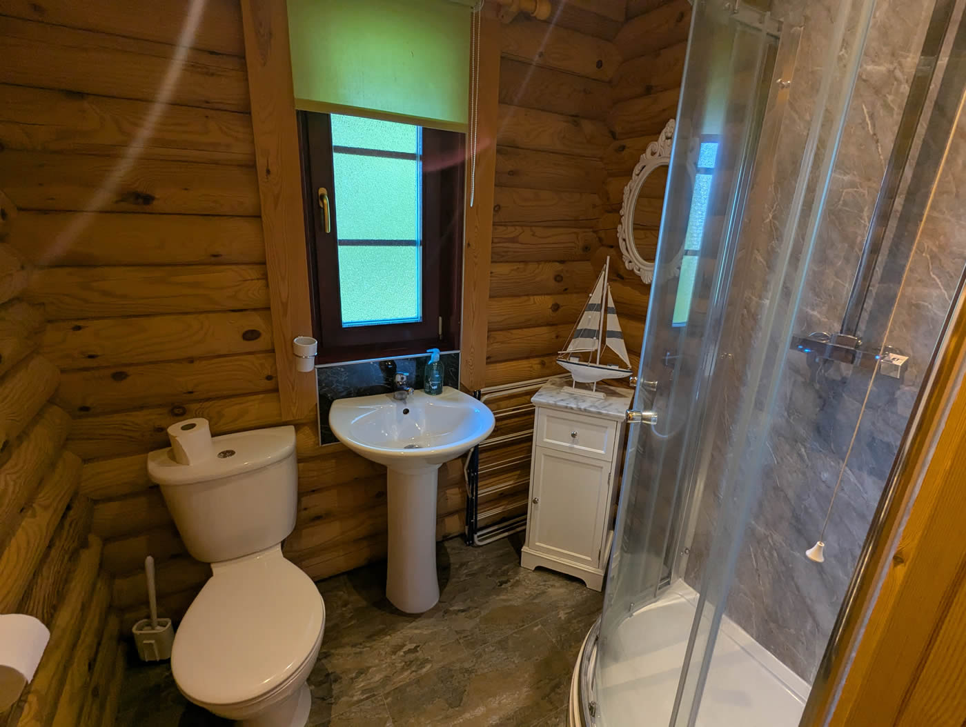 Log Cabin Lodge on Felmoor Park - Shower Room