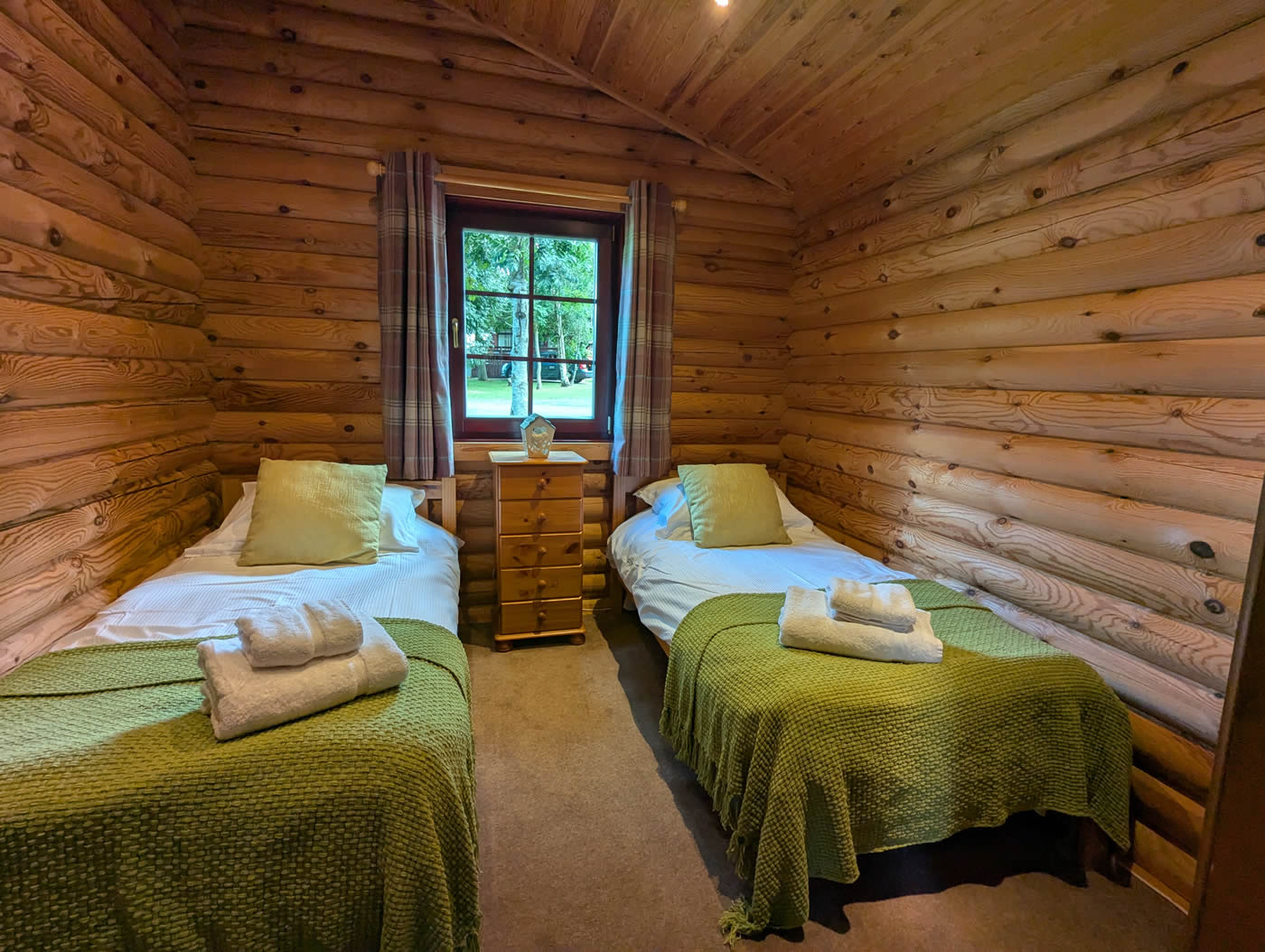 Log Cabin Lodge on Felmoor Park - Twin Bedroom View 2